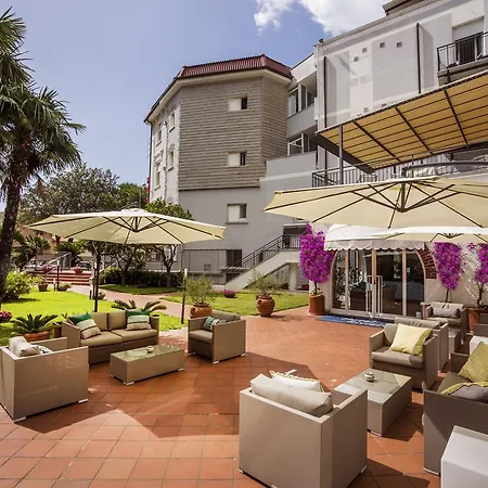 Hotel Riviera 3 Stelle con piscina estiva gratuita e garage a pagamento-3